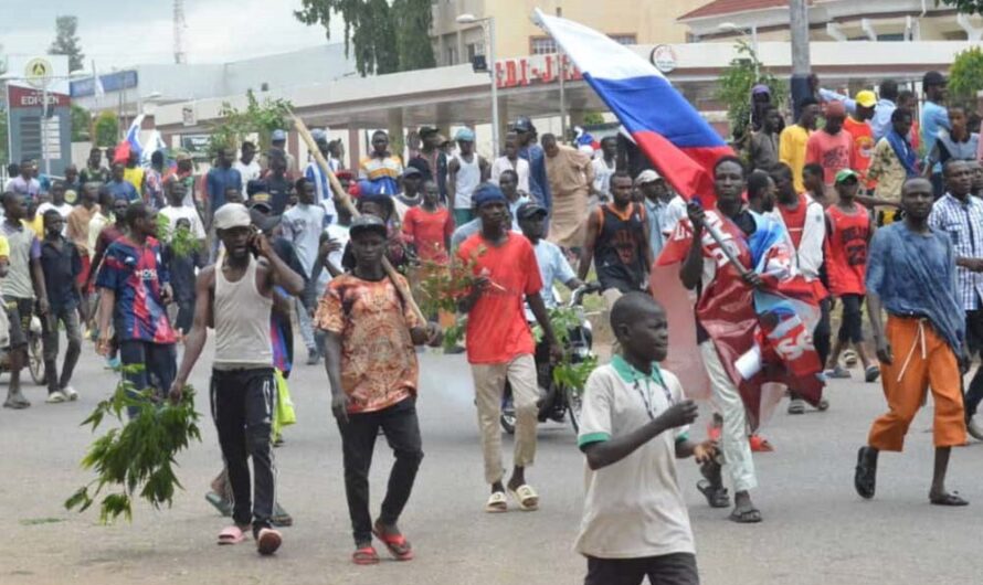 Nigeria : Sept Polonais arrêtés pour avoir brandi des drapeaux russes lors des manifestations contre la vie chère